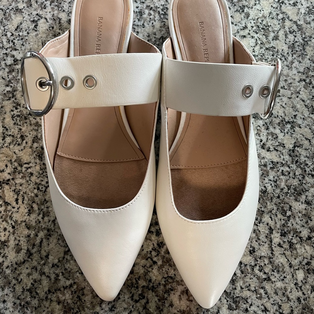 Never worn white leather Banana Republic dress shoes with silver buckle